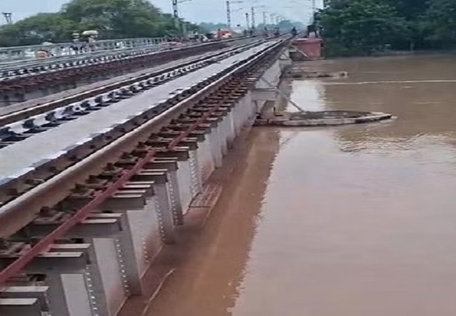 Relway-track-on-the-flood-water | जमालपुर-भागलपुर रेलखंड पर चढ़ा बाढ़ का पानी, कई ट्रेनें रद्द